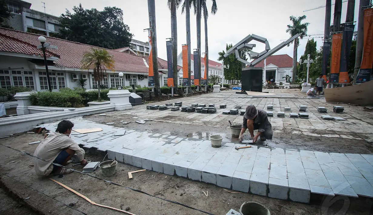 Sejumlah pekerja menyelesaikan perbaikan di pelataran Galeri Nasional, Jakarta, Rabu (12/11/2014). (Liputan6.com/Faizal Fanani)