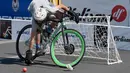 Seorang peserta bersiap memukul bola saat bermain Polo-Bike pada hari kedua World Bike Forum 2017 di Zocalo Square di Mexico City (20/4). Kegiatan ini bertujuan untuk mendukung mobilitas pengguna sepeda di kota-kota besar. (AFP Photo/Alfredo Estrella)