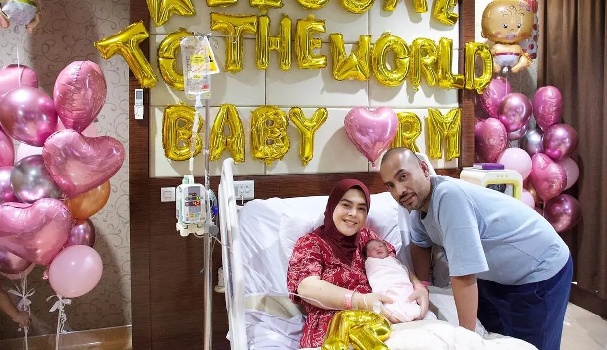 Jeffry Geovani, Suami Aisyahrani, dengan siaga menemani sang istri di rumah sakit. Ia juga tak mau kalah untuk berpose dengan sang putri. (Foto: Instagram/@syh55)