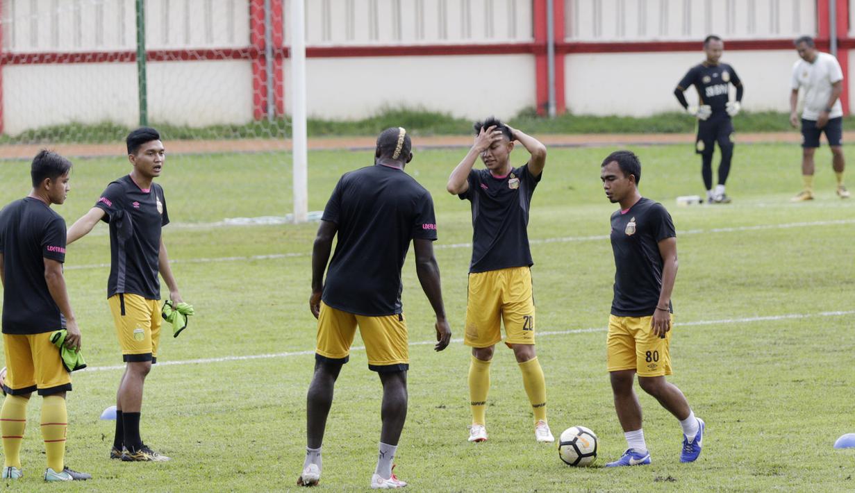 Para pemain Bhayangkara FC tampak fokus saat latihan jelang laga Piala Indonesia 2019 di Stadion PTIK, Jakarta, Kamis (31/1). Bhayangkara FC akan berhadapan dengan PSBL Langsa. (Bola.com/M. Iqbal Ichsan)