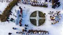 Pendeta Kristen Ortodoks Rusia melakukan kebaktian memberkati air es Sungai Tura saat perayaan Epiphany tradisional di Biara Tritunggal Mahakudus, Tyumen, Rusia, 18 Januari 2022. Penganut Kristen Ortodoks Rusia merayakan Epiphany dengan membenamkan diri dalam air dingin. (AP Photo/Sergei Rusanov)