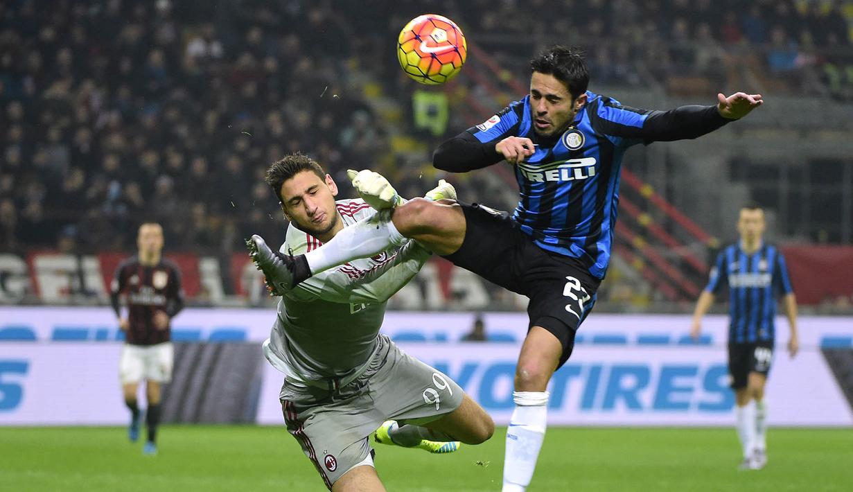 Gianluigi Donnarumma memang kerap dianggap sebagai kiper masa depan Italia. Hal ini tidak lepas dari keberhasilan penjaga gawang AC Milan itu menembus skuat utama Rosonerri ketika dirinya masih berusia 16 tahun. (AFP/Olivier Morin)