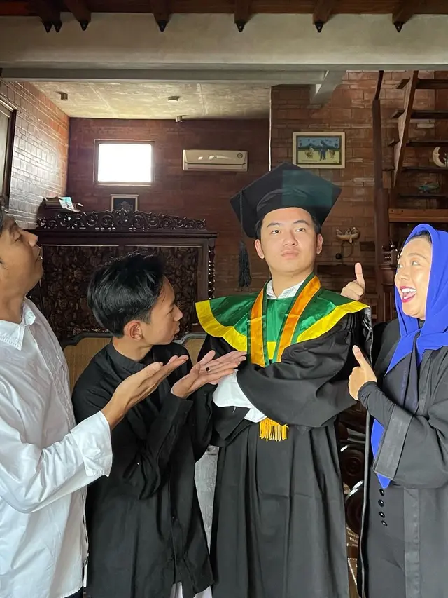 6 Potret Soimah Rayakan Kelulusan Aksa Uyun dari Bangku SMA, Tampil Sederhana