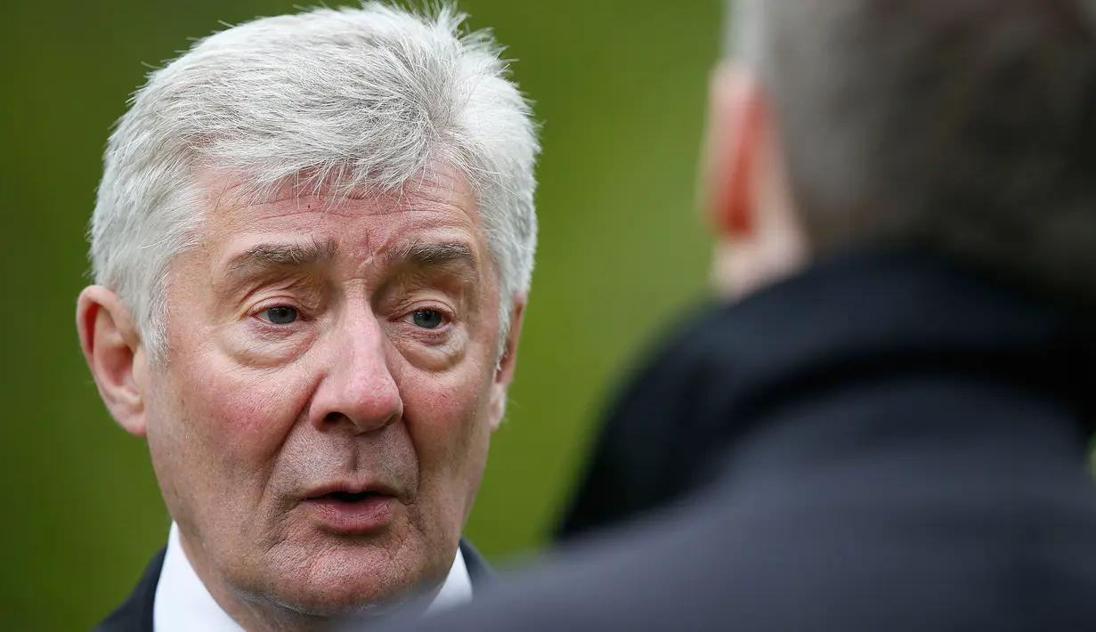 Wali Kota Greater Manchester, Tony Lloyd  memberi keterangan pers terkait paket mencurigakan di stadion Old Trafford, Inggris, (16/5). Setelah diselediki paket tersebut merupakan 'alat tiruan' yang secara tak sengaja tertinggal. (REUTERS / Andrew Yates)