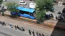 Bus Transjakarta melintasi sepeda motor pengendara ojek online yang terparkir di badan jalan kawasan Mangga Dua, Jakarta, Selasa (23/4). Kurangnya pengawasan dan tidak disiplinnya pengendara ojek online menyebabkan kemacetan kendaraan yang melintas di kawasan tersebut. (merdeka.com/Iqbal S. Nugroho)