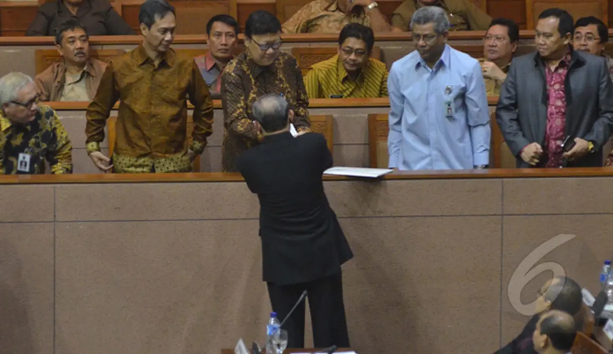 Menteri Dalam Negeri, Tjahjo Kumolo bersalaman dengan Ketua Komisi II Rambe Kamarulzaman dalam rapat paripurna DPR, Jakarta, Selasa (17/2/2015). Dalam rapat tersebut DPR mengesahkan revisi UU Pilkada dan UU Pemda. (Liputan6.com/Andrian M Tunay) 