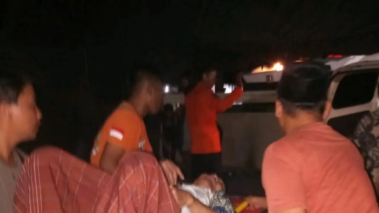Petugas evakuasi warga terdampak longsor di Padarincang, Kabupaten Serang, Banten, Selasa malam 6 Januari 2026.
