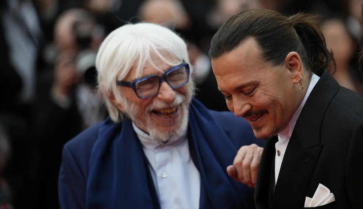 <p>Kemudian juga ditambah USD 350 ribu atau sekitar Rp 5 miliar sebagai ganti rugi karena mencemarkan nama baik Johnny Depp. Dengan demikian, Amber Heard diharuskan membayar sekitar Rp 150 miliar. (AP Photo/Daniel Cole)</p>