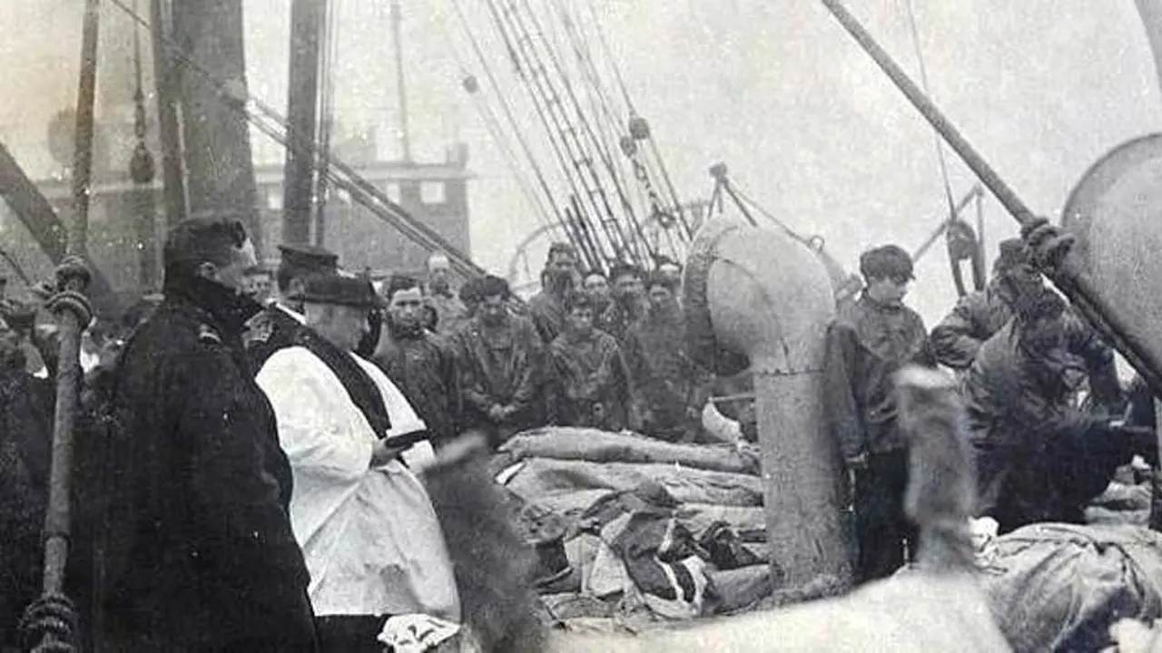 Pemakaman para korban Titanic dari atas Kapal Mackay Bennett. 
