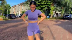 Meskipun sudah jadi ibu 1 anak, nyatanya Selvi Kitty tetap terlihat bugar dan makin menawan. Bahkan ia memiliki  bentuk tubuh yang langsing dan ideal. Usut punya usut, wanita kelahiran Tasikmalaya itu ternyata menjalani diet dengan olahraga dan mengatur pola makan. (Liputan6.com/IG/@selvikitty)