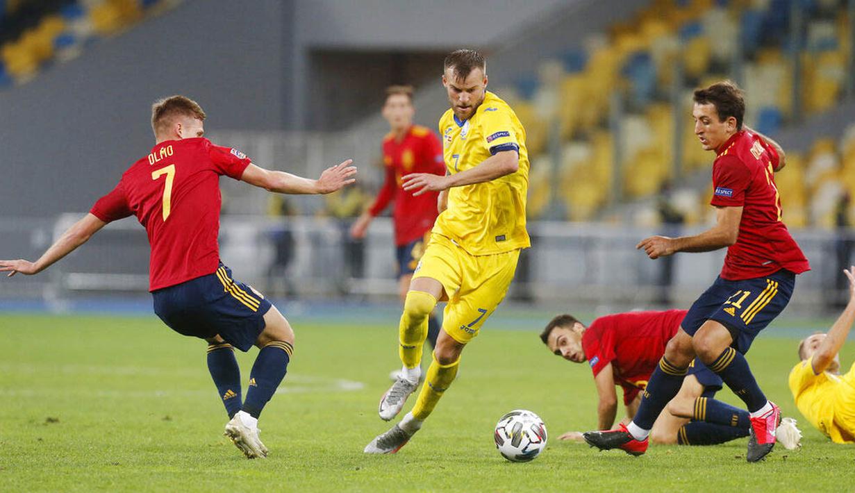 Pemain Ukraina, Andriy Yarmolenko, berusaha melewati pemain Spanyol pada laga UEFA Nations League di Stadion Olimpiyskiy, Rabu (14/10/2020). Ukraina menang dengan skor 1-0. (AP/Efrem Lukatsky)