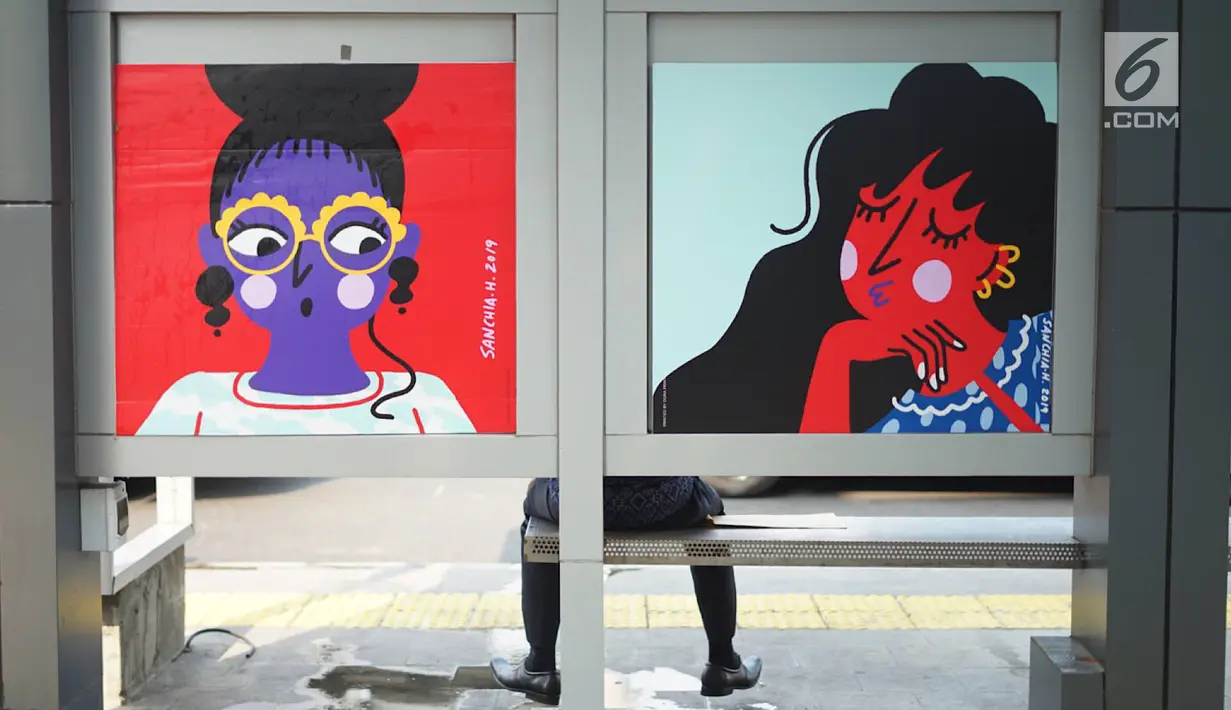 Halte bus yang dihiasi karya seni rupa di Jalan Jenderal Sudirman, Jakarta, Selasa (27/8/2019). Karya seni yang dipajang di halte bus dan stasiun MRT tersebut dibuat dalam rangkaian acara Jakarta Art Week 2019. (Liputan6.com/Immanuel Antonius)