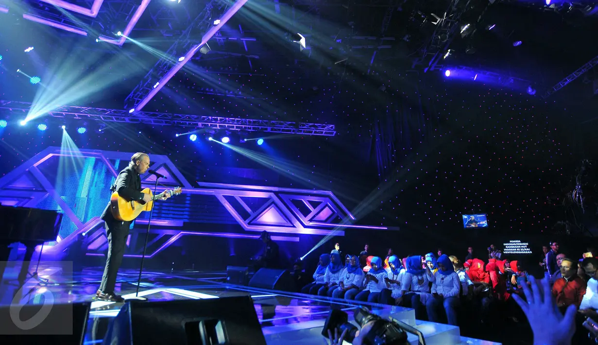 Penampilan Rick Price sambil bergitar acara Golden Memories International di studio Indosiar, Jakarta, Senin (9/1). (Liputan6.com/Angga Yuniar)
