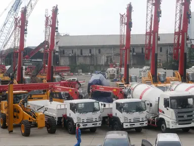  Pekerja melintas di kawasan kemayoran C2,Jakarta, (22/3). PT Jimac Perkasa meminta perlindungan Hukum kepada DPR RI terkait Pengosongan paksa lahan di kompleks Kemayoran C2 yang kontraknya 16 tahun. (Liputan6.com/Helmi Afandi)