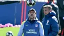 Dalam kompetisi Eropa musim ini pun, tim racikan pelatih asal Argentina, Diego Simeone, memiliki catatan produktivitas tinggi saat bermain di Estadio Metropolitano, termasuk mencetak lima gol saat menghadapi Eintracht Frankfurt dan Tottenham, serta empat gol ke gawang Club Brugge. Tampak dalam foto, pelatih Atletico Madrid, Diego Simeone, saat memimpin sesi latihan menjelang pertandingan kedua perempat final Liga Champions 2025/26 melawan Barcelona di tempat latihan klub di Majadahonda, pinggiran kota Madrid, pada Senin 13 April 2026. (Javier SORIANO/AFP)