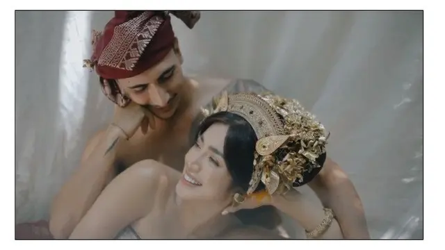 8 Potret Prewedding Jessica Iskandar dan Vincent Verhaag, Pakai Adat Bali