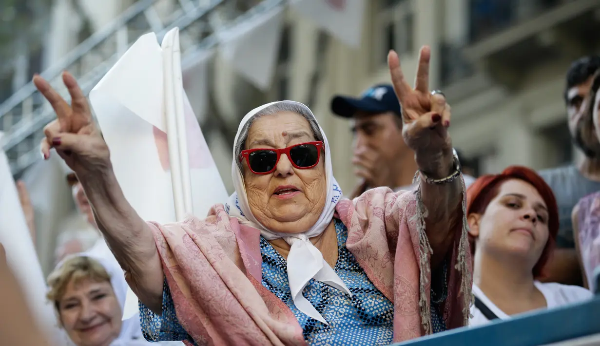 Presiden dari kelompok hak asasi manusia Plaza de Mayo, Hebe de Bonafini saat mengikuti peringatan 41 tahun kudeta militer di Buenos Aires, Argentina (24/3). (AP Photo/Victor R. Caivano)