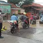 Polisi mengatur lalu lintas yang macet akibat banjir Bangkalan. (Dian Kurniawan/Liputan6.com)