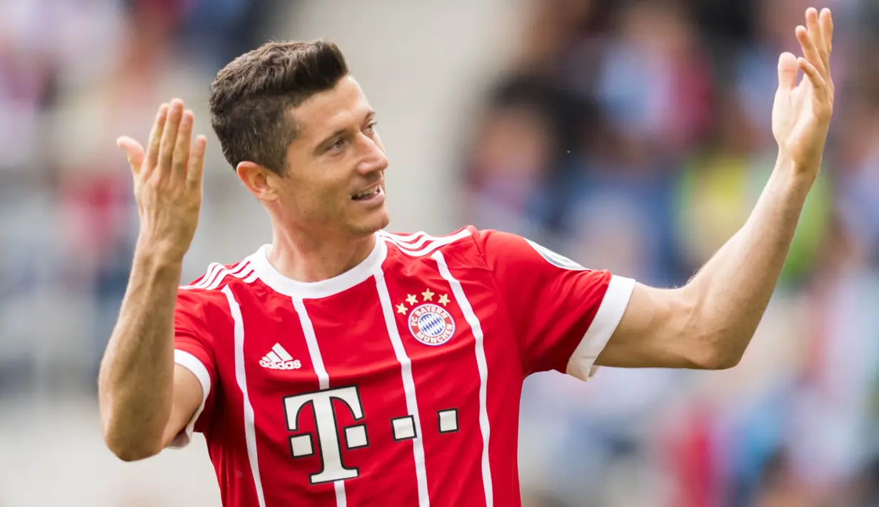 3. Robert Lewandowski (Bayern Munchen) - Mesin gol asal Polandia ini sudah dua kali menjadi top scorer Bundesliga. Berada di usia emas, musim ini menjadi kesempatan mantan bomber Dortmund itu mendulang banyak gol. (AFP/Robert Michael)