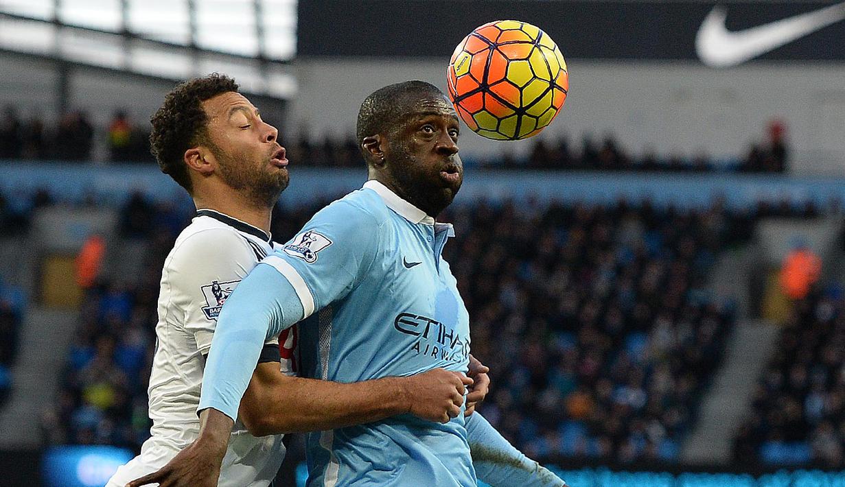 Pemain Tottenham Hotspur, Mousa Dembele (kiri) berebut bola dengan pemain Manchester City, Yaya Toure pada lanjutan Liga Inggris pekan ke-26 di Stadion Etihad, Minggu (14/2/2016), Spurs menang 2-1. (AFP/Oli Scarff)