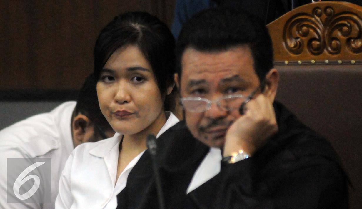 Terdakwa kasus pembunuhan Wayan Mirna, Jessica Kumala Wongso dan penasehat hukumnya menyimak keterangan saksi Ahli Patologi Forensik dari Australia, Profesor Beng Ong di PN Jakpus, Senin (5/9). (Liputan6.com/Helmi Afandi)