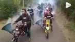 Sekelompok pemuda konvoi dengan menggunakan knalpot nyaring ditambah dengan speaker. Suara knalpot bikin satu kampung geger.