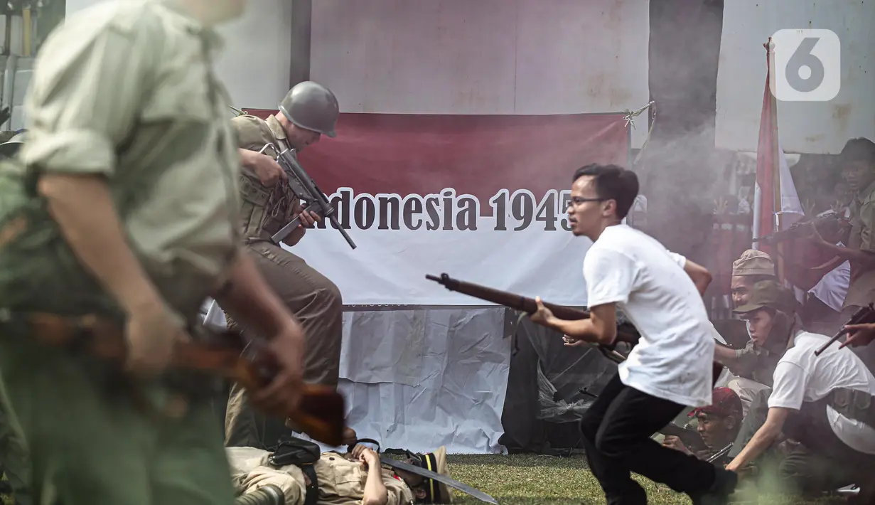 Sejumlah seniman memerankan para pahlawan dan penjajah dalam Pertunjukan Sosiodrama "Reenactor Bangor" Gelora Bangsa di halaman Museum Naskah Proklamasi, Jakarta, Selasa (16/8/2022). Pertunjukan tersebut merupakan salah satu rangkaian acara Napak Tilas Proklamasi dalam rangka menyambut Ke-77 Kemerdekaan Republik Indonesia (RI). (Liputan6.com/Faizal Fanani)