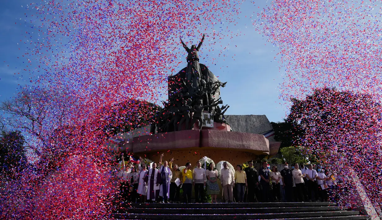 Konfeti jatuh saat upacara peringatan 37 tahun kudeta hampir tak berdarah yang dikenal sebagai revolusi "People Power" untuk menggulingkan mendiang diktator Filipina Ferdinand Marcos dari kekuasaan 20 tahun di Monumen Kekuatan Rakyat, Kota Quezon, Filipina, Sabtu (25/2/2023). Ini adalah tahun pertama menandai peristiwa tersebut di bawah pemerintahan Marcos Jr. (AP Photo/Aaron Favila)
