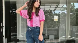 Nisya Ahmad saat berpose mengenakan baju pink dan celana jeans dipadukan dengan tas serta sandal. Hari ini pake bajunya @nagitaslavina.co pinky gemes!🎀 tulis Nisya di caption. (Instagram/nissyaa)