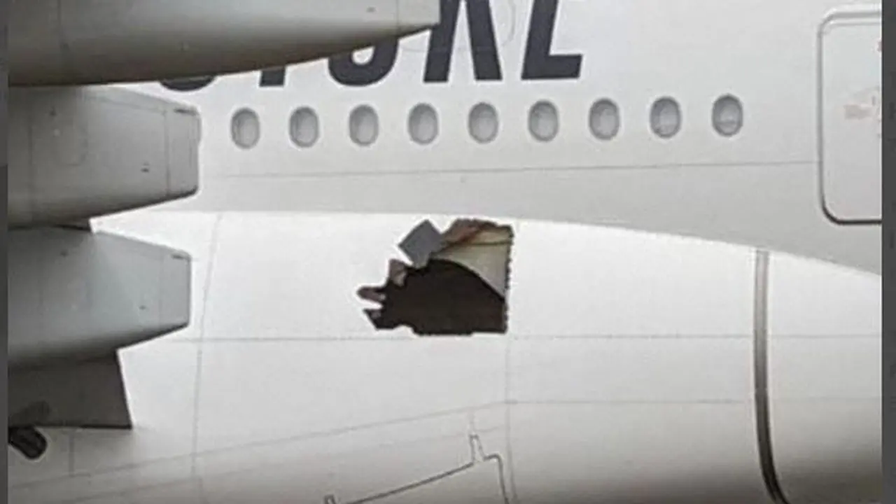Penerbangan Rute Dubai - Brisbane Selama 14 Jam Selamat Meski Pesawat Berlubang Besar