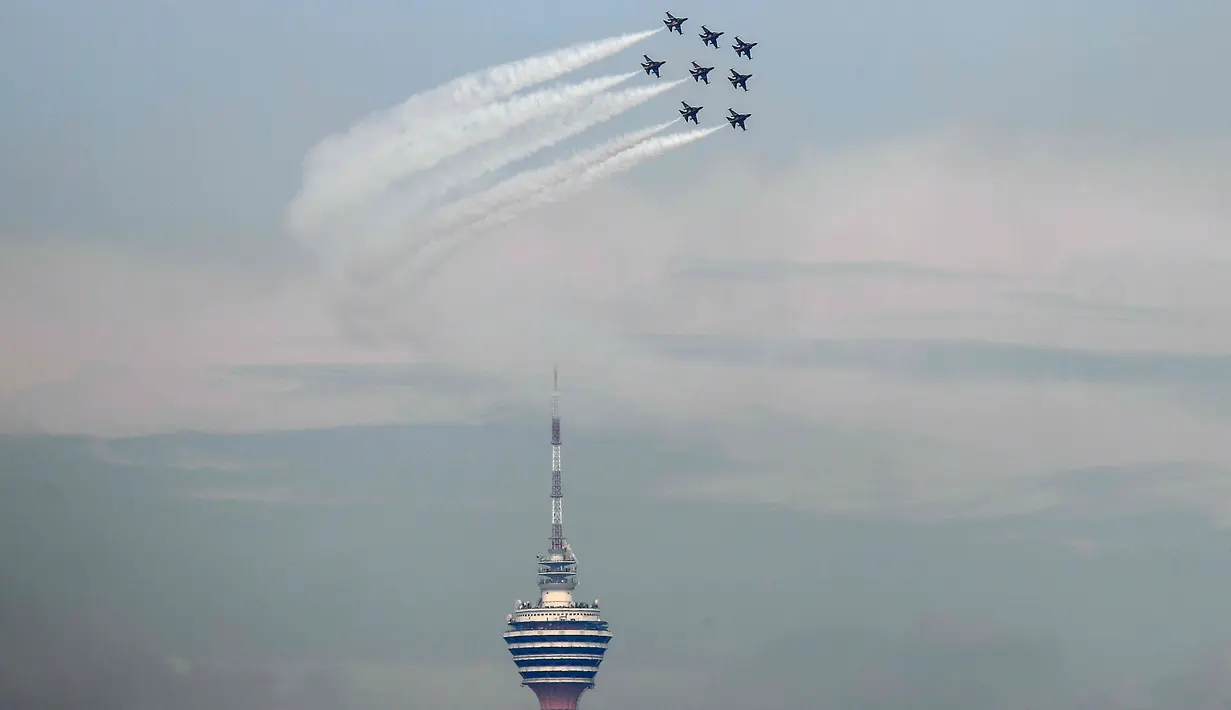 Akis jet T-50 tim Aerobatik angkatan udara Korea Selatan melintas di atas menara kuala lumpur dalam Pameran Maritim dan Dirgantara Langkawi Internasional (LIMA) di Kuala Lumpur, Malaysia (29/3). (AFP Photo / Mohd Rasfan)