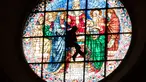 Siluet seorang teknisi yang bergelantungan di tali saat ia memeriksa kubah katedral Basilica di Santa Maria del Fiore di Italia (11/1). Bangunan katedral ini pertama kali dibangun pada tahun 1436. (Claudio Giovannini/Opera del Duomo press office via AP)