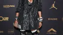 Penampilan Agnez Mo di karpet merah pesta ulang tahun ke-42 DJ Khaled di Los Angeles, 2 Desember 2017. Agnez menyempurnakan gayanya dengan boots tinggi Christian Dior, clutch bling-bling dan gelang ukuran besar. (Jerritt Clark/Getty Images for Ciroc/AFP)