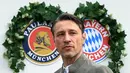 Pelatih Bayern Munchen, Niko Kova mengenakan pakaian tradisional Bavaria Lederhosen saat menikmati akhir dengan mengunjungi festival bir tahunan Oktoberfest di Munich, Jerman, Minggu (7/10). (Christof STACHE / AFP)