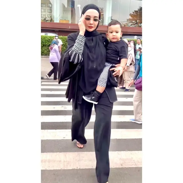 Adu Gaya 6 Artis Melenggang di Citayam Fashion Week, Terbaru Rina Nose hingga Zaskia Sungkar