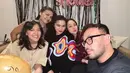 Meski tengah hamil tua, namun pesona Sivia Azizah tak luntur, malah sebaliknya makin terpancar dan tetap terlihat bak ABG. Tidak hanya Ify Alyssa, Agatha Pricilla yang merupakan sahabat Sivia sejak bergabung dengan Blink dulu juga ikut memberikan kejutan sederhana tapi seru di kediaman Sivia. Tak banyak sahabat yang memberikan kejutan, namun momen tersebut terasa hangat. (Liputan6.com/IG/@ifyalyssa)