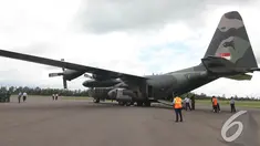 Sebuah pesawat yang mengirimkan bantuan dari Singapura mendarat dengan selamat di Pangkalan Bun, Kalteng, Kamis (1/1/2015). (Liputan6.com/Herman Zakharia)
