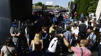Sejumlah media menunggu kedatangan bintang Real Madrid, Cristiano Ronaldo, untuk menjalani sidang di Pozuelo de Alarcon, Madrid, Senin (31/7/2017). Pesepak bola asal Portugal itu dituduh melakukan pengelapan pajak. (AFP/Pierre-Philippe Marcou)