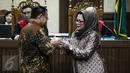 Menteri ESDM Sudirman Said (kiri) bersalaman dengan terdakwa Dewie Yasin Limpo di Pengadilan Tipikor, Jakarta, Senin (4/4). Sudirman bersaksi untuk kasus suap yang menjerat mantan anggota Komisi VII DPR tersebut. (Liputan6.com/Faizal Fanani)
