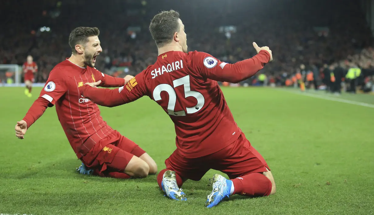 Gelandang Liverpool, Xherdan Shaqiri (kanan) berselebrasi dengan rekannya Adam Lallana usai mencetak gol ke gawang Everton pada pertandingan lanjutan Liga Inggris di Stadion Anfield, Rabu (4/12/2019). Liverpool menang telak 5-2 atas Everton. (AP Photo/Jon Super)