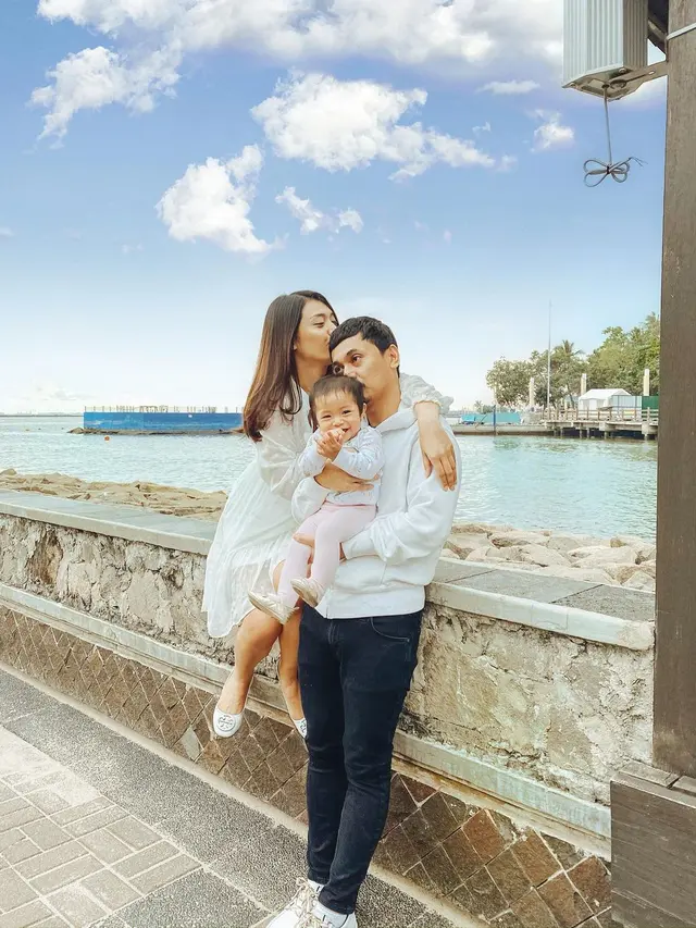 7 Potret Raditya Dika dan Anissa Aziza saat Pakai Baju Couple, Serasi