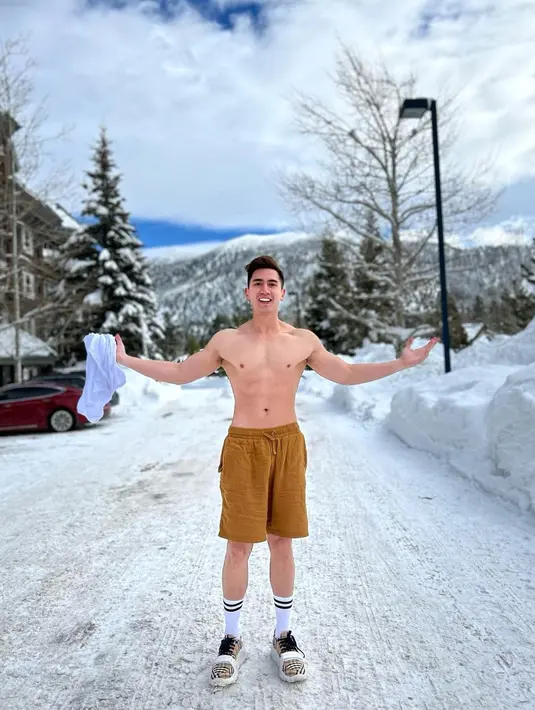 <p>Di lingkungan bersalju pun, Verrel Bramasta tampak bertelanjang dada dengan peurt sixpack. Ia seolah tak merasa kedinginan. (FOTO: instagram.com/bramastavrl/)</p>