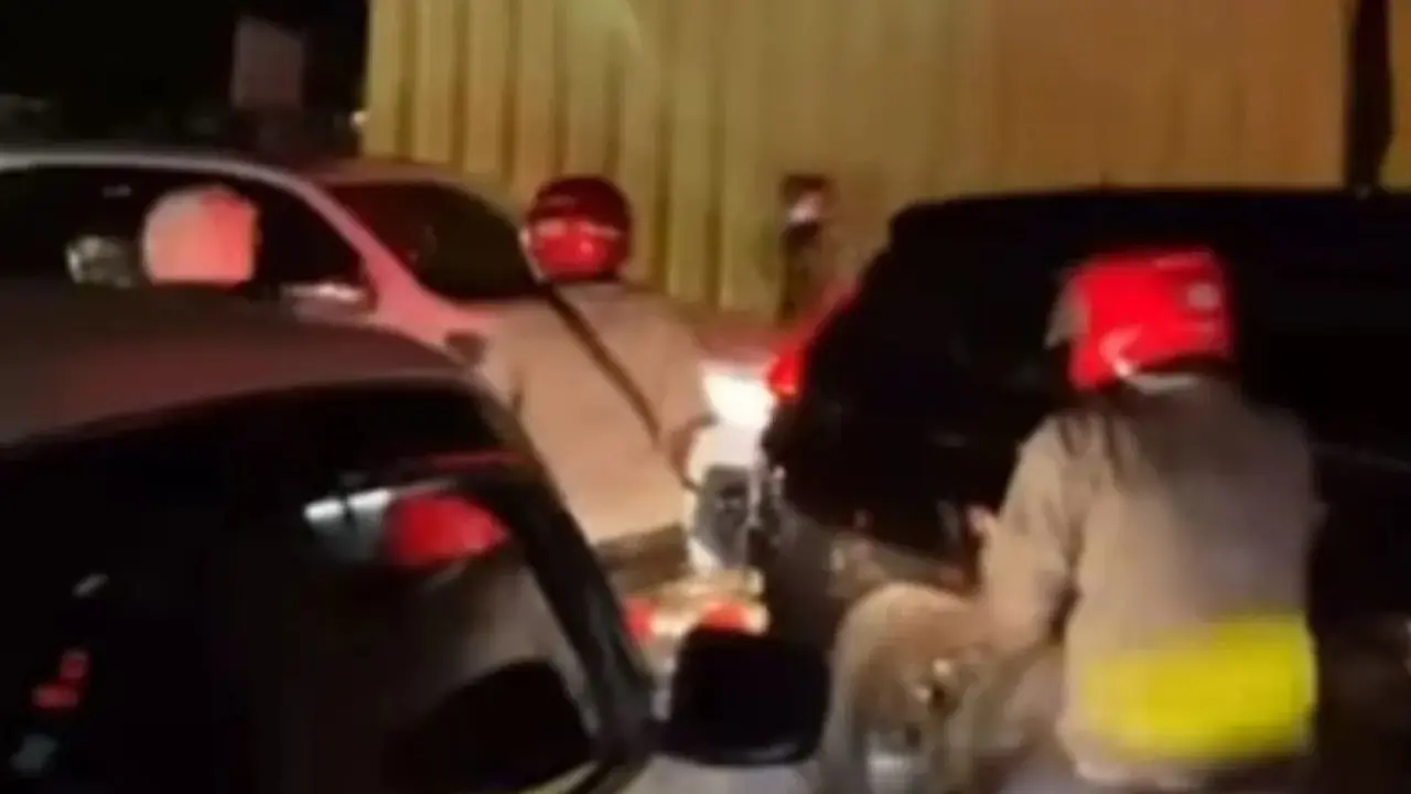 Kemacetan parah terjadi di Jalan Pengeran Tubagus Angke, Tambora, Jakarta Barat imbas listrik padam, Kamis petang (9/4/2026).