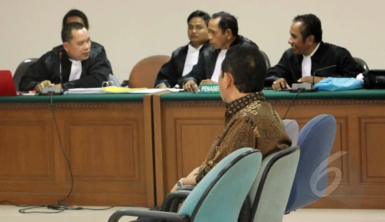 Terdakwa Udar Pristono (kedua kiri) saat menjalani sidang lanjutan di Pengadilan Tipikor, Jakarta, Senin (25/5/2015). Sidang ditunda sepekan karena Udar Pristono sakit. (Liputan6.com/Helmi Afandi)
