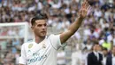 Pemain baru Real Madrid, Theo Hernandez, menyapa suporter saat baru diperkenalkan di Stadion Santiago Bernabeu, Madrid, Senin (10/7/2017). (AFP/Javier Soriano)