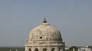 Orang-orang mengunjungi Makam Adham Khan abad ke-16, juga dikenal sebagai (Bhool Bhulaiya), di New Delhi (16/2/2022). Makam Adham Khan adalah makam Adham Khan abad ke-16, seorang jenderal Kaisar Mughal Akbar. (AFP/Sajjad Hussain)