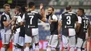 Para pemain Juventus merayakan gol yang dicetak oleh Gonzalo Higuain ke gawang Sassuolo pada laga Serie A di Stadion Mapei, Rabu (15/7/2020). Kedua tim bermain imbang 3-3. (Massimo Paolone/LaPresse via AP)