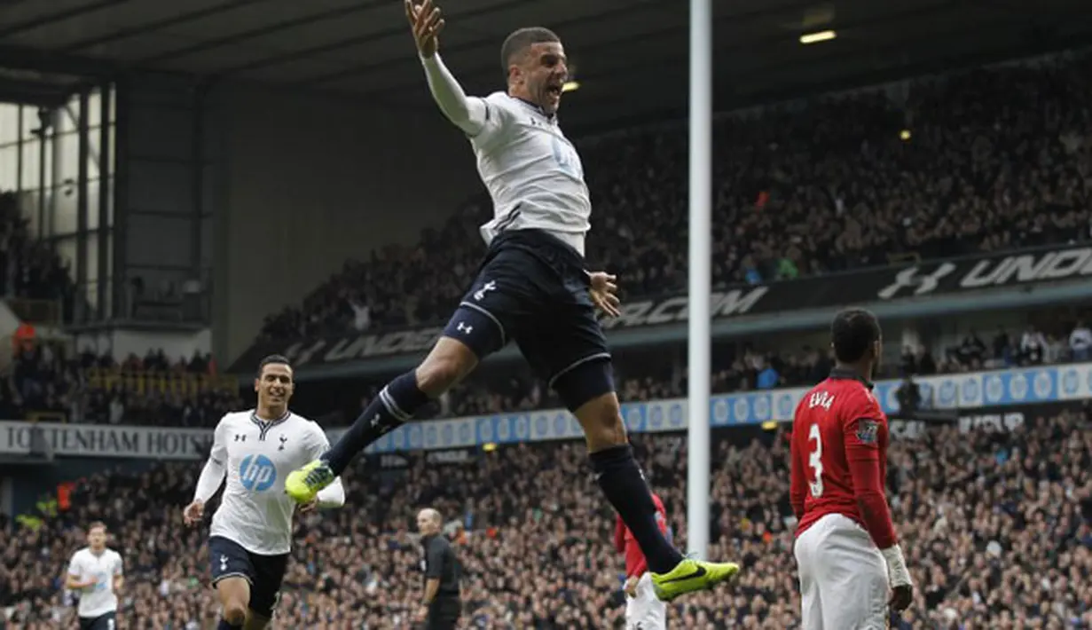 Pemain Tottenham Hotspur Kyle Walker merayakan gol yang dicetaknya melalui tendangan bebaas ke gawang Manchester United yang dikawal oleh David De Gea di White Hart Lane, Ahad (1/12/2013) malam WIB.(AFP/Ian Kington)