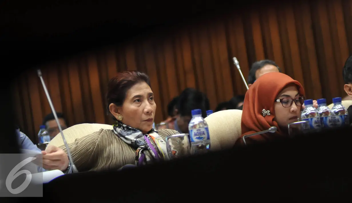 Menteri Kelautan dan Perikanan Susi Pudjiastuti mengikuti raker dengan komisi IV DPR, Jakarta, Rabu (27/1). Raker membahas tingkat 1 RUU tentang Perlindungan dan pemberdayaan nelayan, pembudi daya ikan dan Petambak Garam. (Liputan6.com/Johan Tallo)