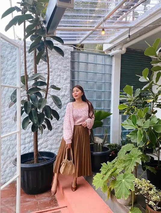 Plisket skirt cocok digunakan di situasi apapun. Padukan dengan cardigan dan top warna pastel yang selaras. (Instagram.com/lucedaleco).